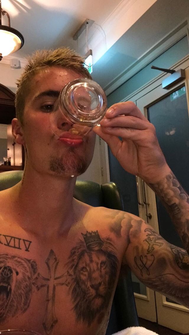 raayymendes's tweet photo. eu te amo tanto, mais tanto  @justinbieber ❤️❤️❤️❤️❤️🇧🇷 https://t.co/taa7nKW88q