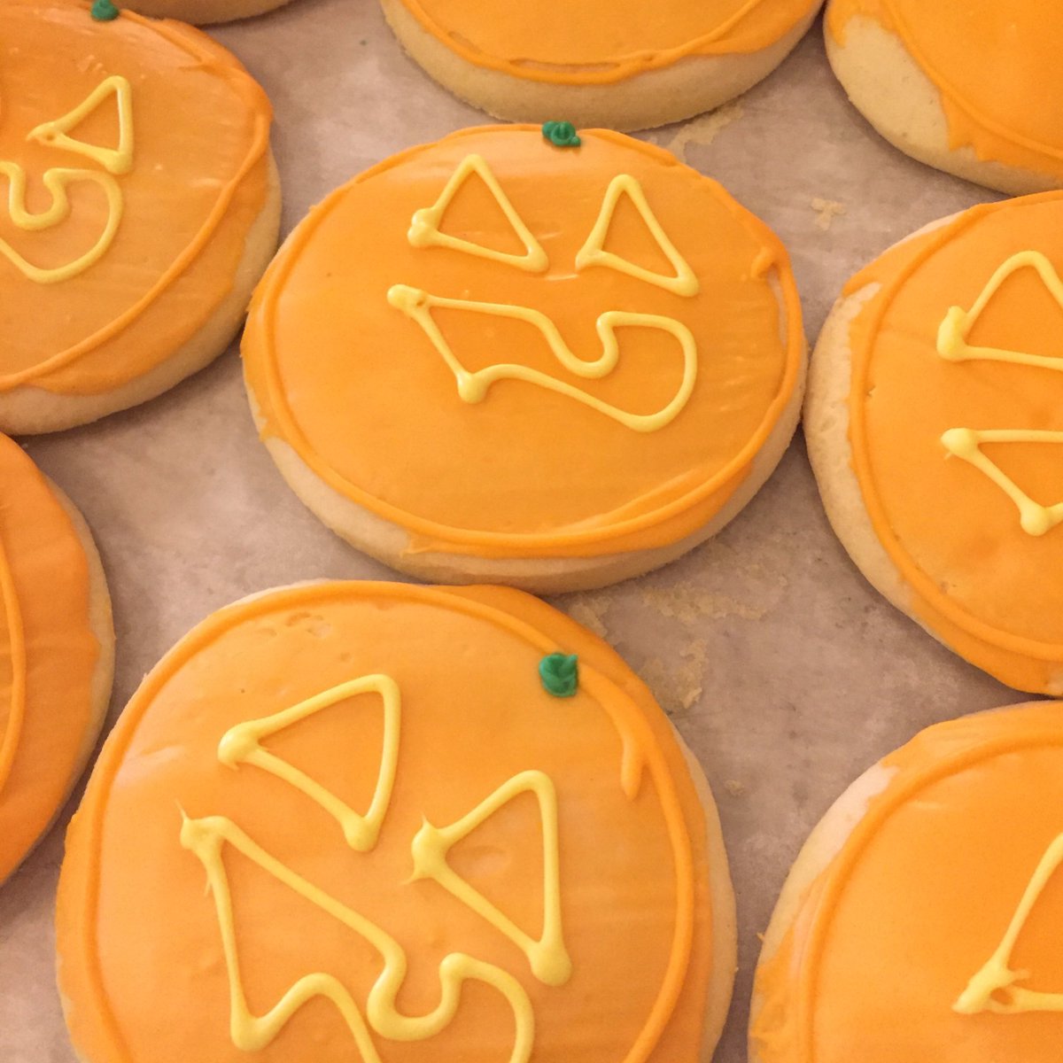 kneaders's tweet image. Smile, it's almost the weekend! 🎃 #Kneaders