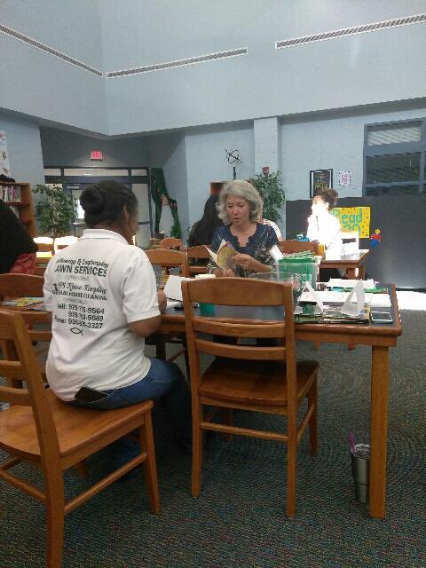 BoenkerMelissa's tweet photo. Teaching Tanny McGregor's comprehension lessons to parents with English/Spanish version texts at Latino Literacy night! #highpointelem https://t.co/b28BfPw8uC