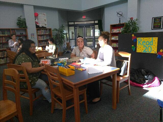 BoenkerMelissa's tweet photo. Teaching Tanny McGregor's comprehension lessons to parents with English/Spanish version texts at Latino Literacy night! #highpointelem https://t.co/b28BfPw8uC