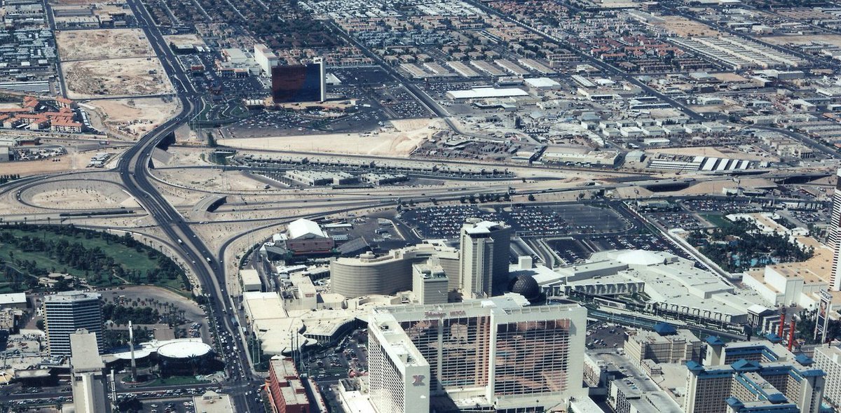 VegasHosts's tweet photo. Las Vegas, 1992 #ThrowbackThursdays https://t.co/oNnoYWxtC4