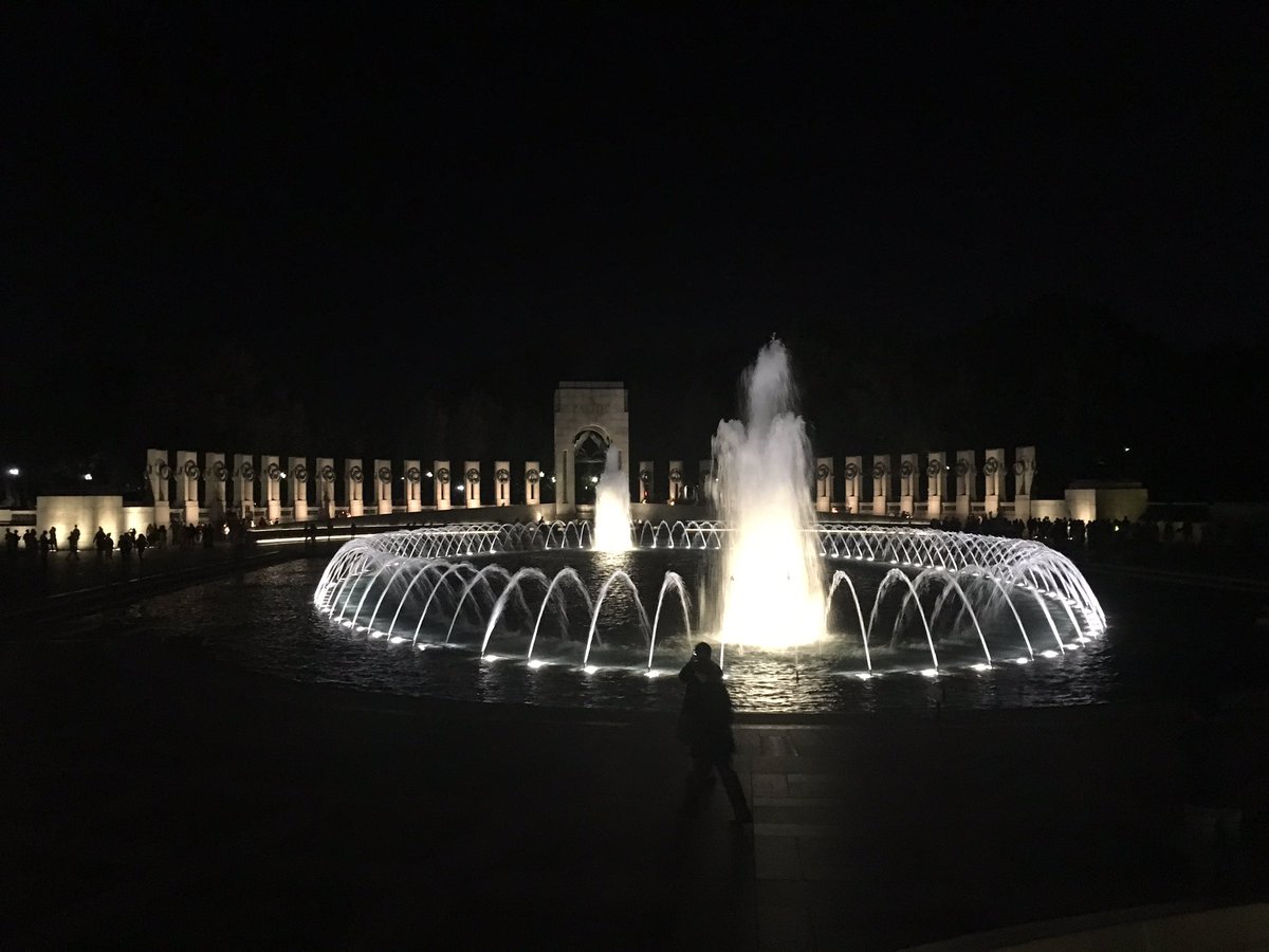 DowlingAMSB's tweet photo. Vietnam Memorial and WWII Memorial #AMSBDC #AR5 https://t.co/CReECZbF5G