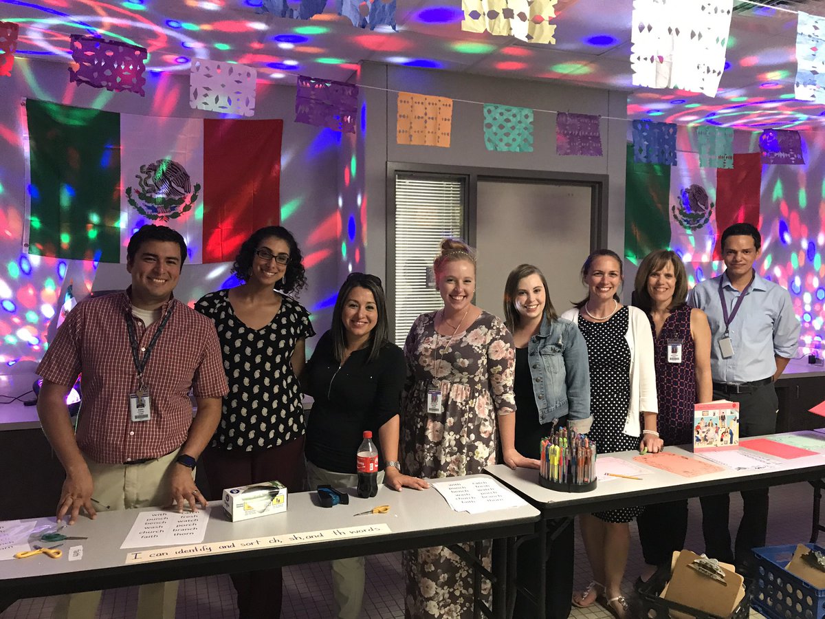 JanaKnight10's tweet photo. So much fun at Literacy Night! #wwofmre @Cuevas_MRE @Mrs_Horak @marquez_2nd @MrsFrazier_in_2 @mrselkinsmre @mrsmalfitano @mrvillatoro207 https://t.co/z7gqcqalNL