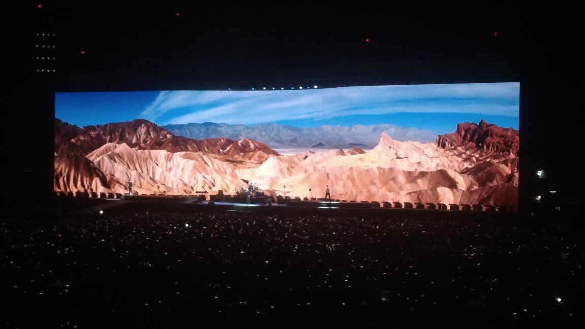 destak's tweet image. Agora ‘With or Without You’ 💜#U2TheJoshuaTree2017