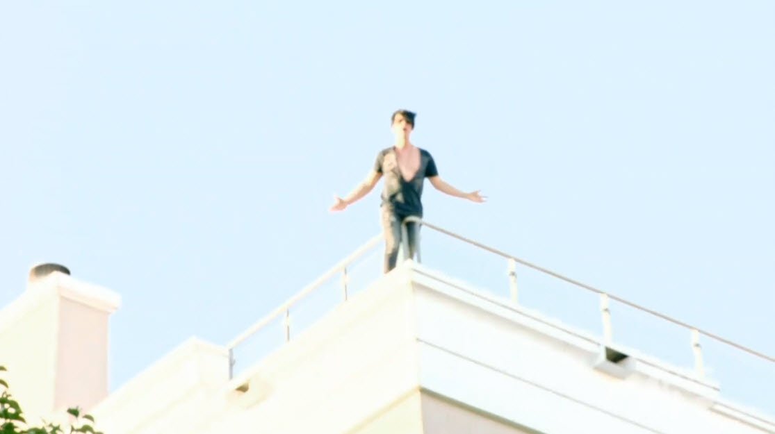 LoyallyYours's tweet photo. #TBT @CrissAngel disappearing and reappearing on top of a building #TrickdUp #StreetMagic https://t.co/5kUFSLs2Gb