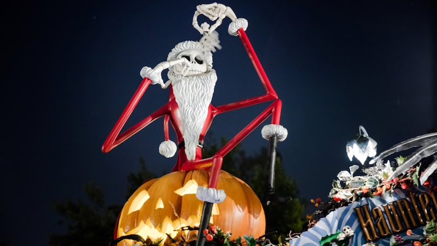 larachakrian's tweet photo. I really want to be at Disneyland right now... 🎃💛 https://t.co/f4ShskCAC5