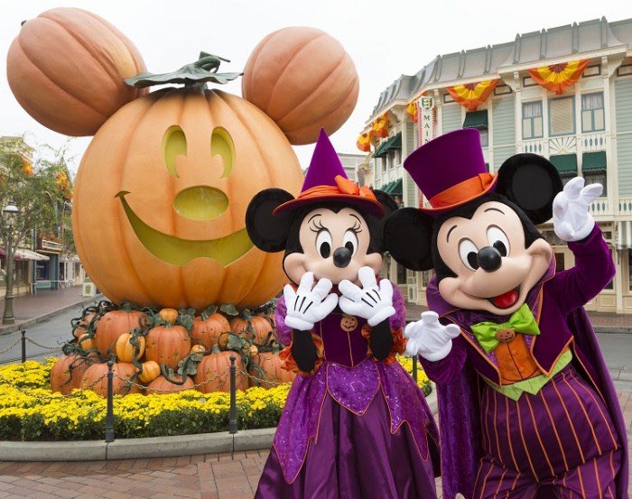 larachakrian's tweet photo. I really want to be at Disneyland right now... 🎃💛 https://t.co/f4ShskCAC5