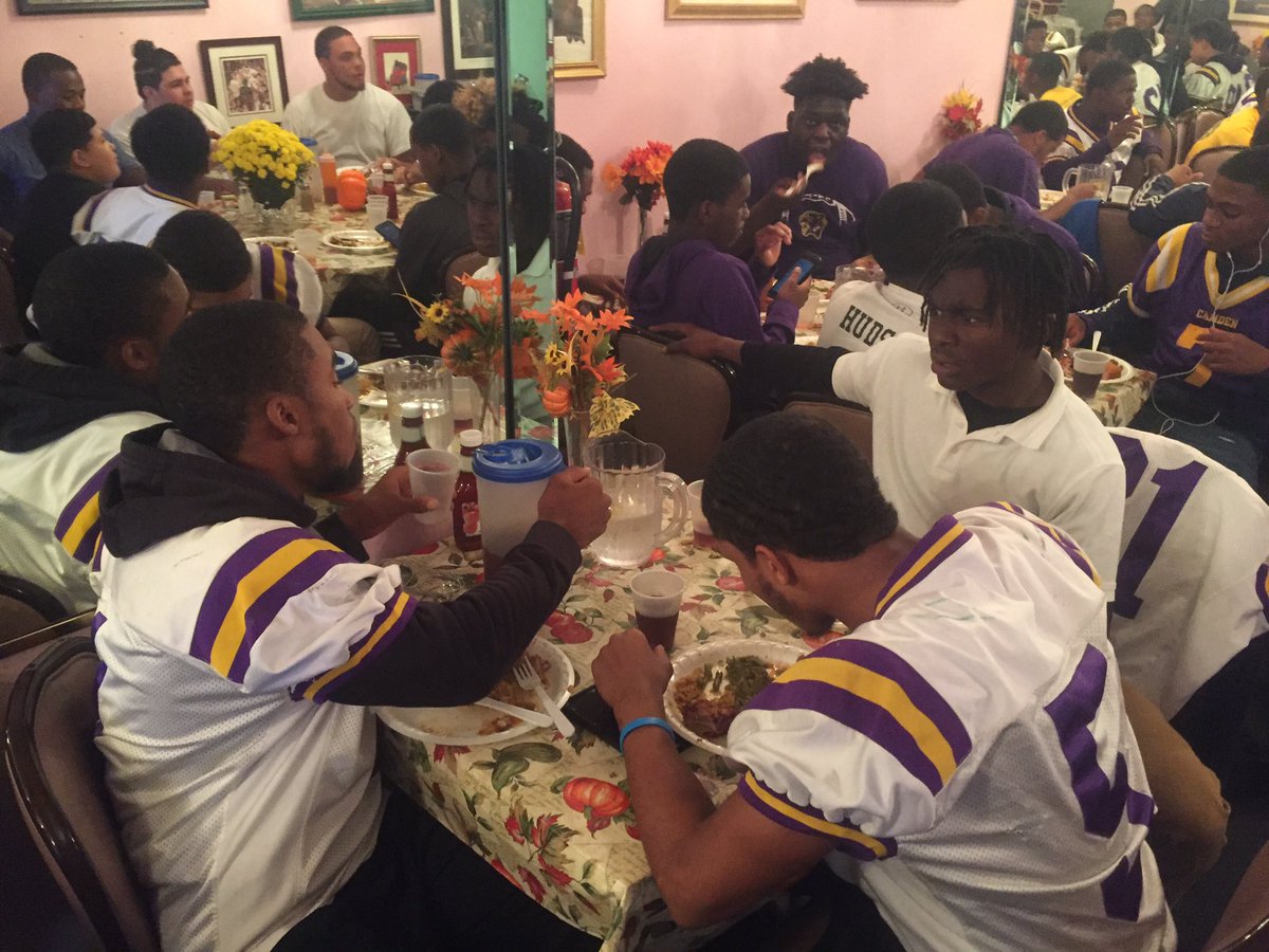 SavageDwayne's tweet photo. Thanks to Rev. White &amp; Corrines for a great pre-game team dinner. #Youwantthehigh #yougotthehigh https://t.co/hy9QV8pu40