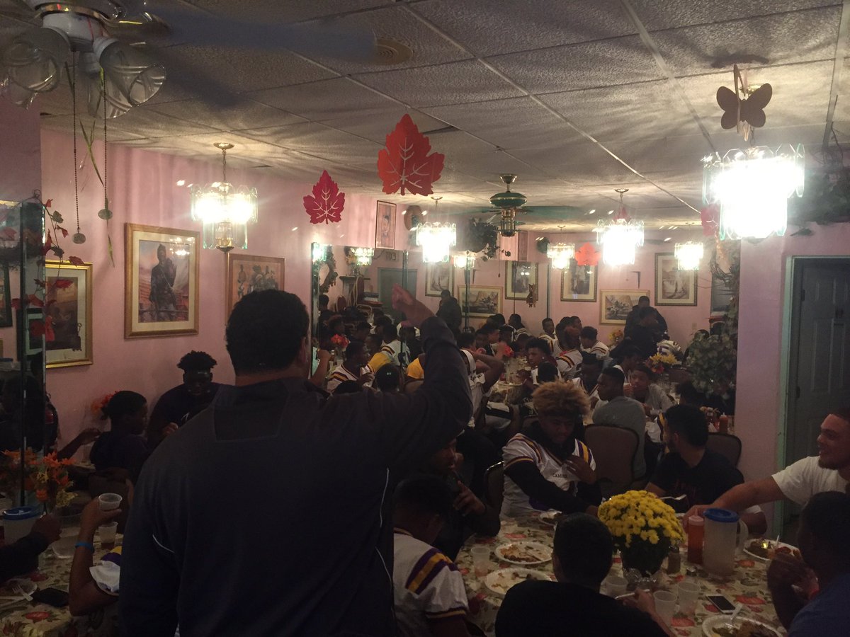 SavageDwayne's tweet photo. Thanks to Rev. White &amp; Corrines for a great pre-game team dinner. #Youwantthehigh #yougotthehigh https://t.co/hy9QV8pu40