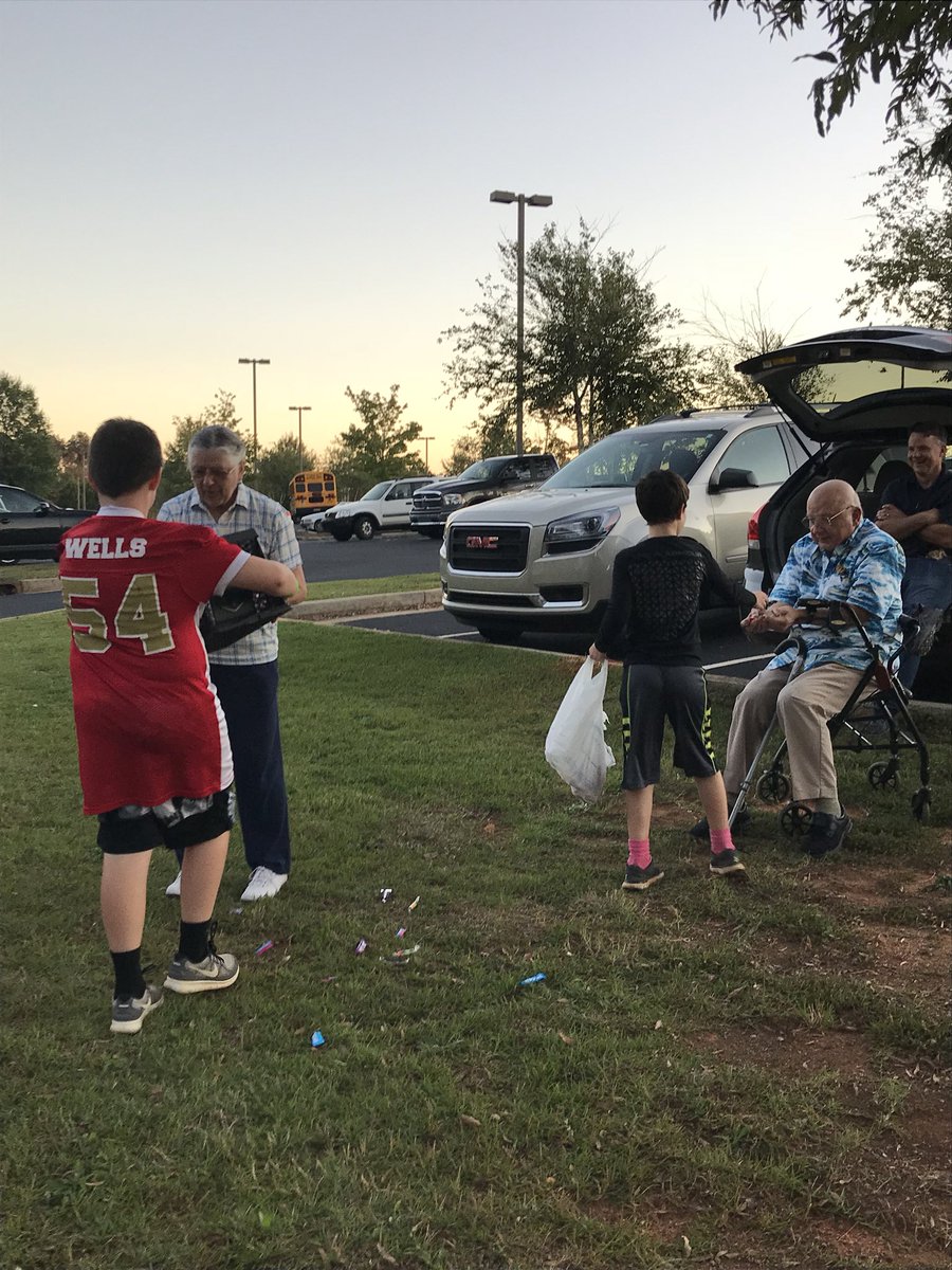 RBESRockets's tweet photo. Thanks RBES 5th graders for representing our school in the NOHS Homecoming Parade! #rocketsway #thanksmrsgaines https://t.co/IVN6ssXevP