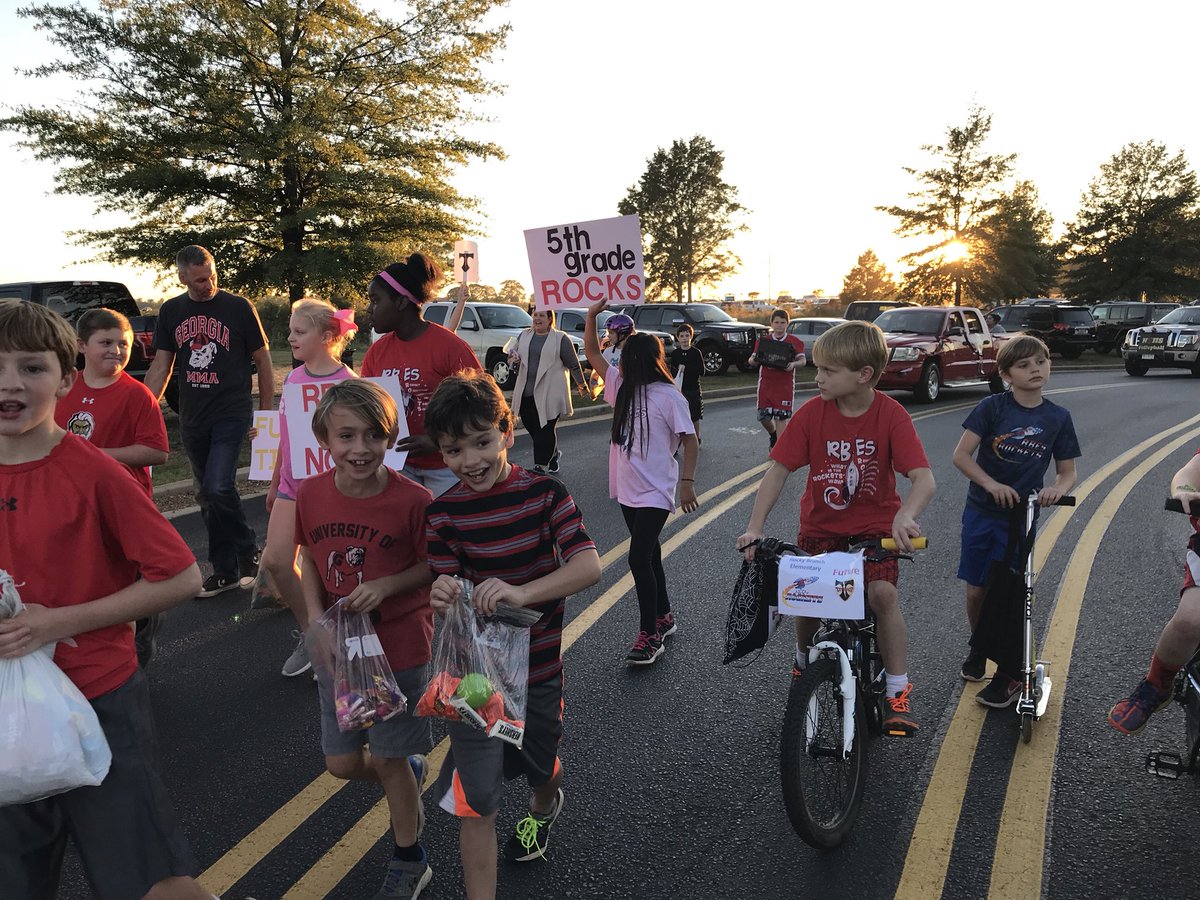 RBESRockets's tweet photo. Thanks RBES 5th graders for representing our school in the NOHS Homecoming Parade! #rocketsway #thanksmrsgaines https://t.co/IVN6ssXevP