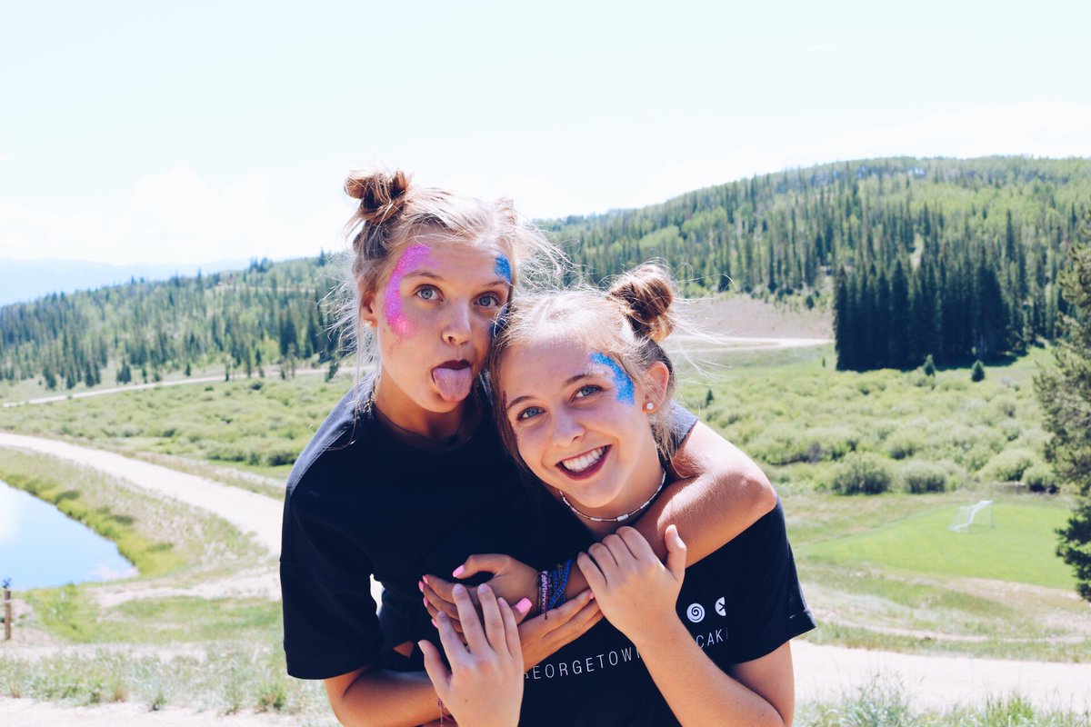 _hannahberry_'s tweet photo. happy 17th birthday to my sweetest friend!! thankful for you and our long talks !! hope your day in NYC was the best ever!! @hayleyledford_ https://t.co/dxPNbAPusw