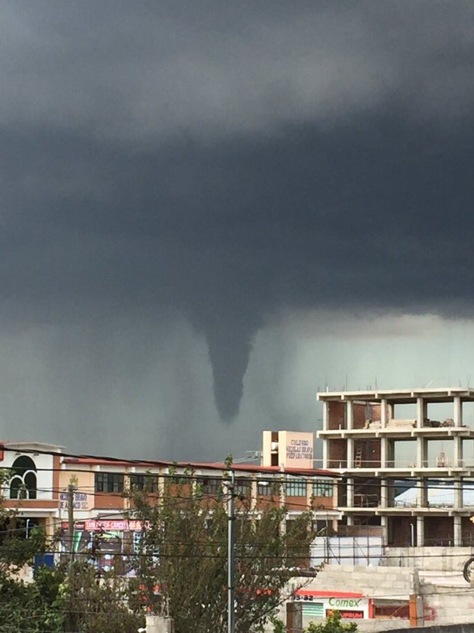 SkyAlertStorm's tweet photo. Nube embudo* esta tarde en Apizaco, Tlaxcala.
*tornado si hubiera tocado tierra
Foto: @jvelahue83 https://t.co/rRSwYKaP7u
