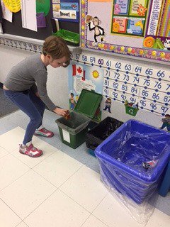 TawndeeG's tweet photo. Les És de toute l'école SNCC trient les déchets pour réduire les déchets. @cscmonavenir @ON_EcoSchools #réductiondesdéchets https://t.co/ZfJNFH8gWa