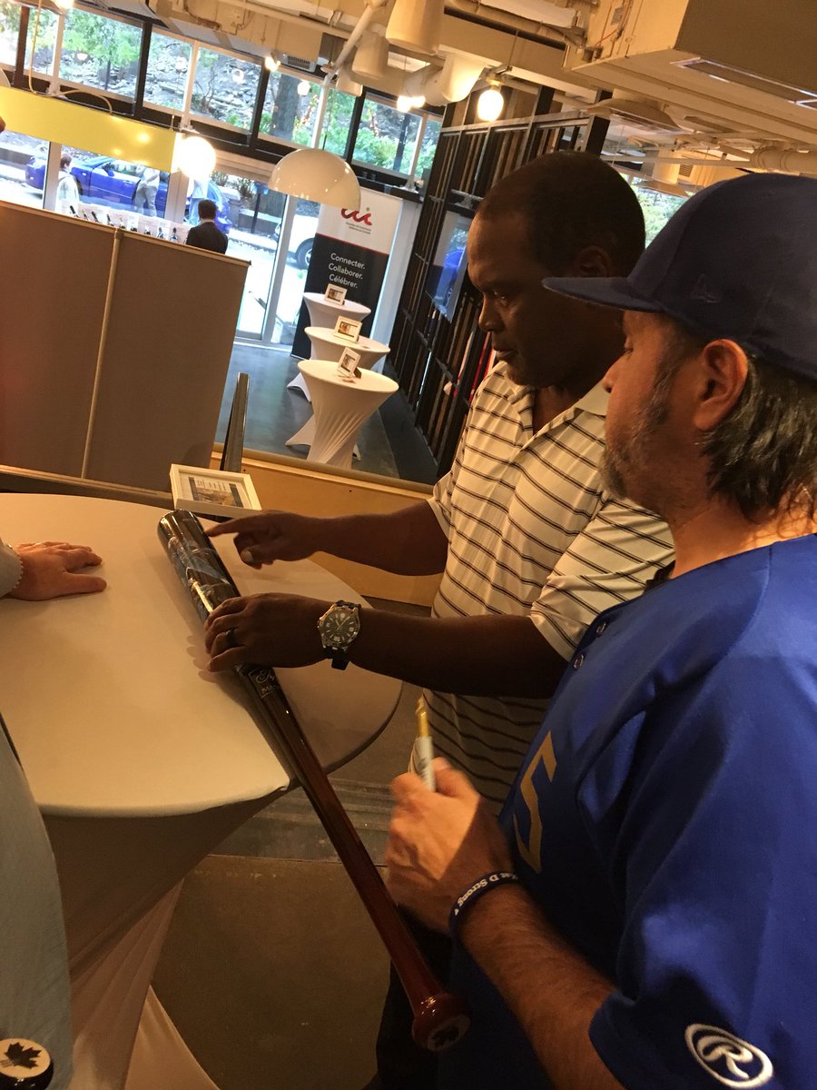 Madosa4's tweet photo. What a nice moment giving @TimRaines30 his bat in collaboration with @mark_lumber @ExposFest #MLB #BaseBall #Expos #Montreal #mtl #mtlexpos https://t.co/5eqEEMXPFh