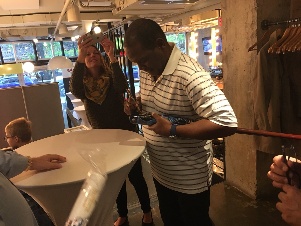 Madosa4's tweet photo. What a nice moment giving @TimRaines30 his bat in collaboration with @mark_lumber @ExposFest #MLB #BaseBall #Expos #Montreal #mtl #mtlexpos https://t.co/5eqEEMXPFh
