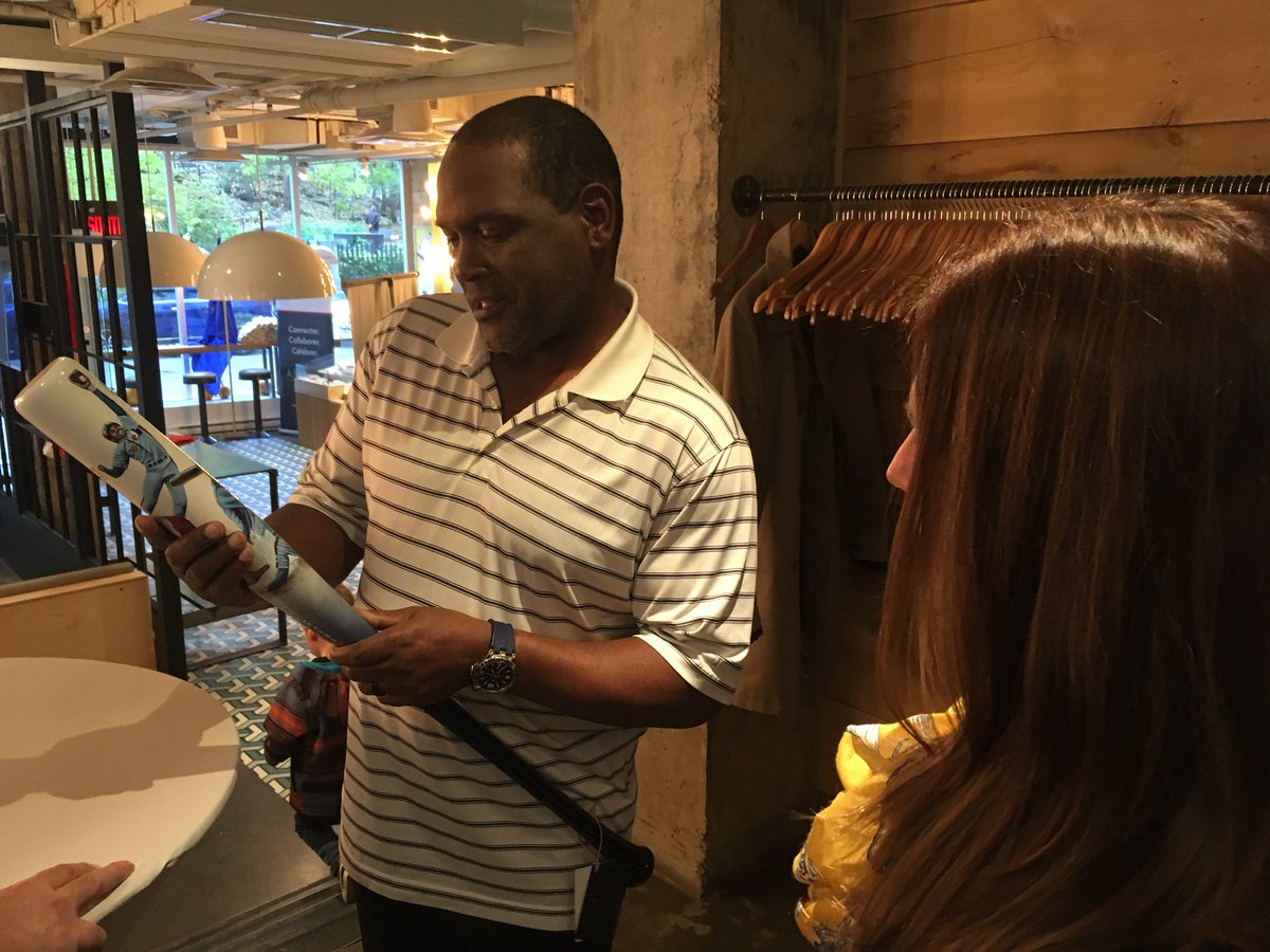 Madosa4's tweet photo. What a nice moment giving @TimRaines30 his bat in collaboration with @mark_lumber @ExposFest #MLB #BaseBall #Expos #Montreal #mtl #mtlexpos https://t.co/5eqEEMXPFh