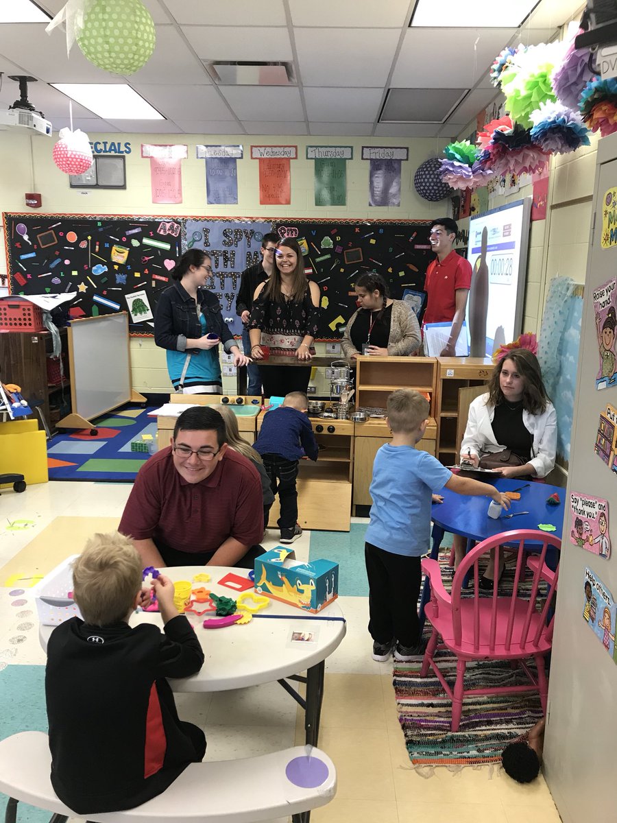 julielwells's tweet photo. The happiest place to be is with preschoolers! Amazing teachers &amp; students 💛🖤🌟#CCP #tonsofsmiles @ThePHSnews #MyOhioClassroom @edrisingohio https://t.co/vP71ZwV4AB