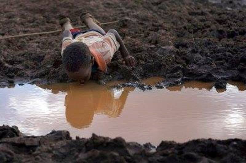 Fotos de Fatos on Twitter: "Menino bebendo água suja em uma poça de lama no  chão, na Etiópia. https://t.co/GMbVc6zw8t" / Twitter