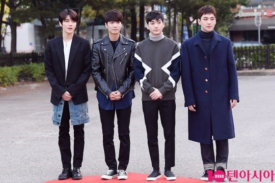 theseoulstory's tweet photo. 📸 NU'EST W greeting fans &amp; media this morning heading to Music Bank! @NUESTNEWS https://t.co/wEPIdpc2NA