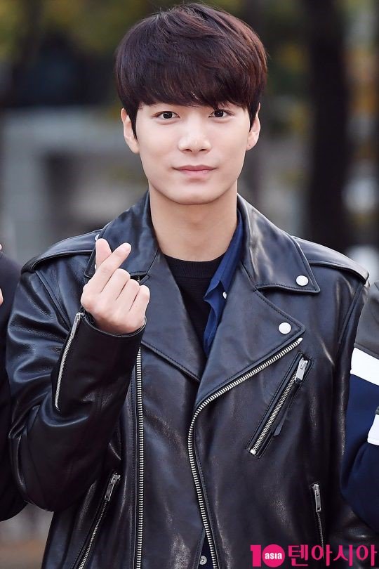 theseoulstory's tweet photo. 📸 NU'EST W greeting fans &amp; media this morning heading to Music Bank! @NUESTNEWS https://t.co/wEPIdpc2NA
