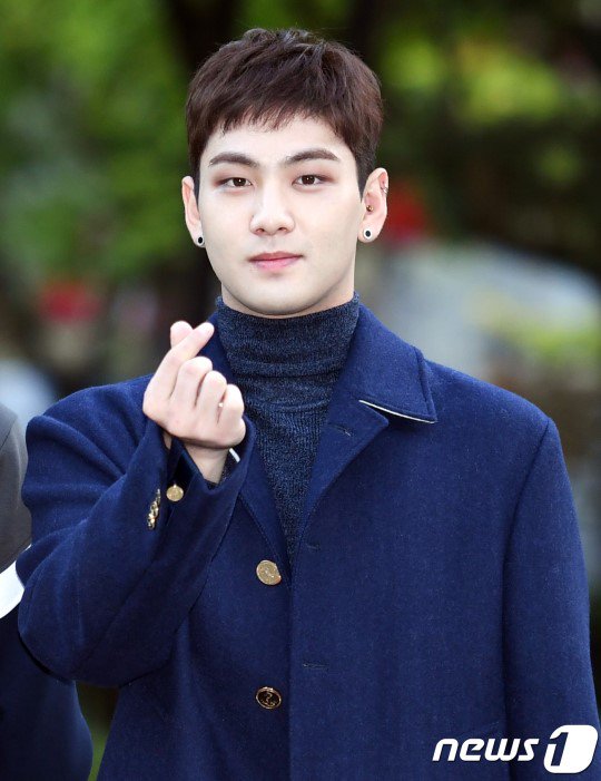 theseoulstory's tweet photo. 📸 NU'EST W greeting fans &amp; media this morning heading to Music Bank! @NUESTNEWS https://t.co/wEPIdpc2NA
