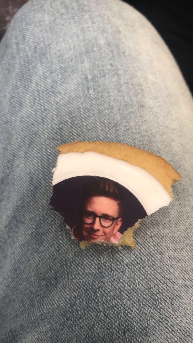ejski10's tweet photo. Only time I’ll probably be able to eat @tyleroakley 😉😂💚 #thypraises https://t.co/0XUiebv3ex