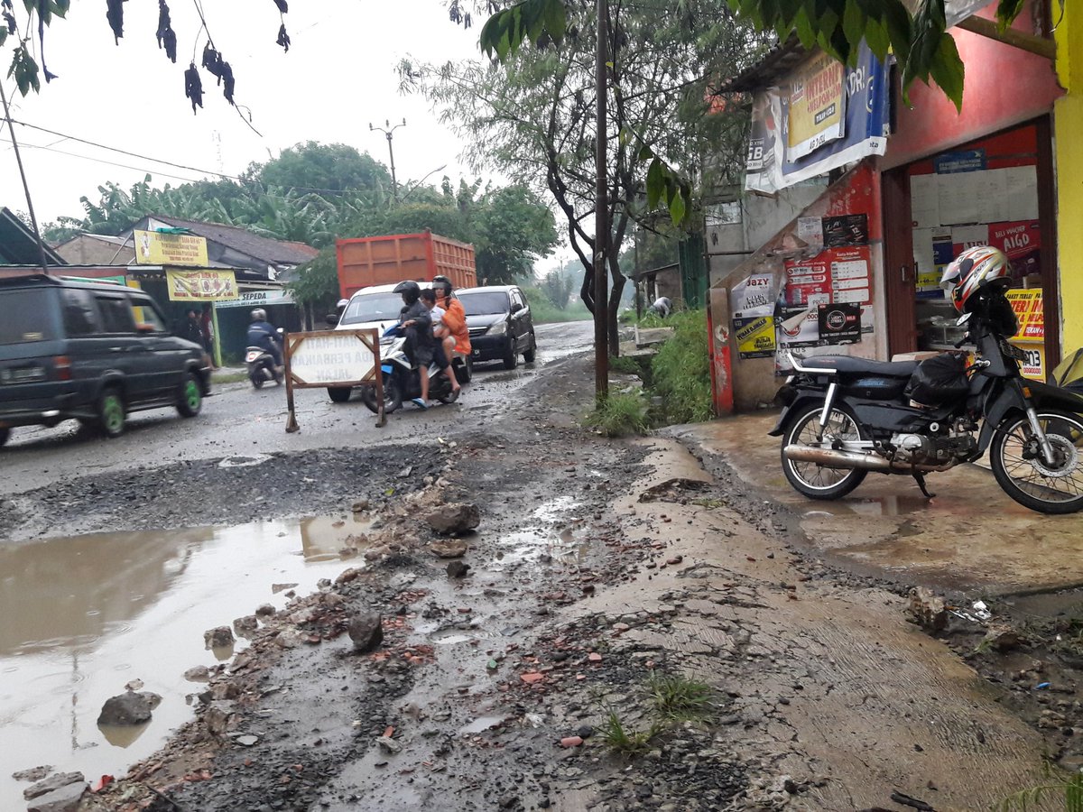 leeliaaaaaaaaa's tweet photo. @seputaranbgr mohon bantuannya menyebarkan krn sdh sangat meresahkan dan merugikan warga Gunungsindur tp camat seolah  tdk memikirkan warga https://t.co/Tw5465RWpR
