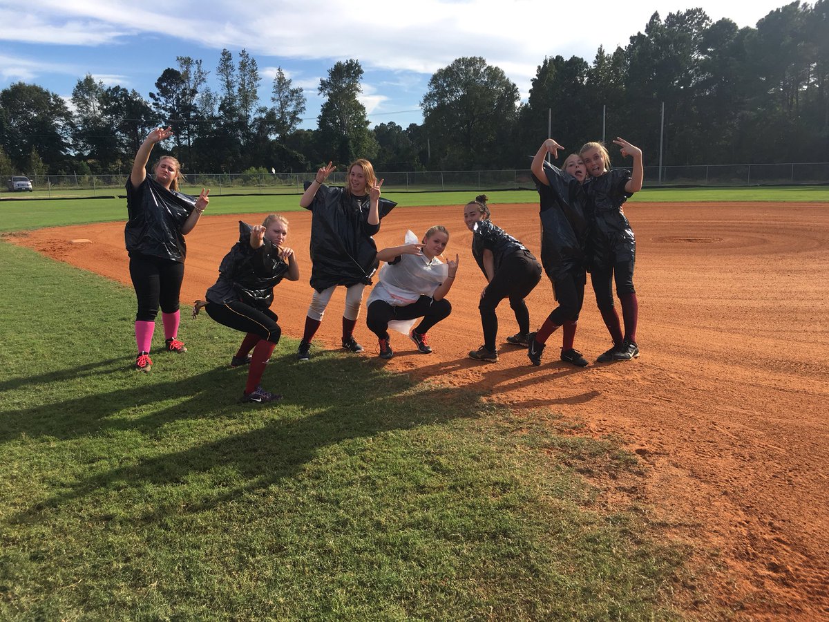 ForestSoftball's tweet photo. Team trash representing! Got some kiddos for being a team! This was your winners of the 🔴 & ⚫️ World Series! #trashsquad #mashers #swinginit https://t.co/QLdISdSx3H