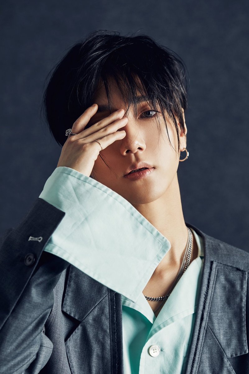 SMTOWNGLOBAL's tweet photo. #SUPERJUNIOR 8TH ALBUM '#PLAY' 2017.11.06 
#블랙수트 #비처럼가지마요 #PLAY
 
#HEECHUL(@HeeZZinPang) #YESUNG(@shfly3424) https://t.co/y2jkehEx7P