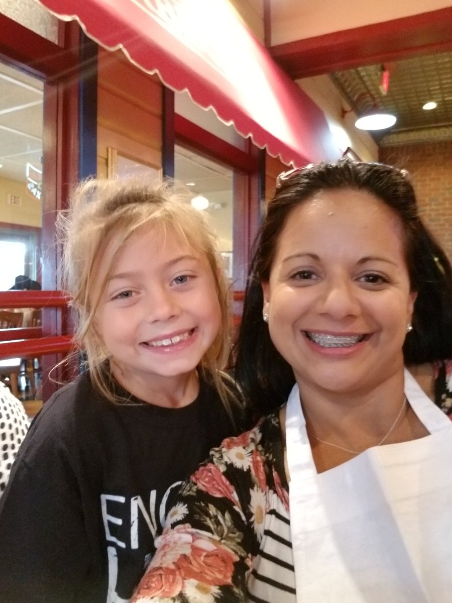 kimeez74's tweet photo. Spirit Night @ Spring Creek BBQ in Lake Worth! Love our Bobcat Families! https://t.co/mqtNIHIuCF
