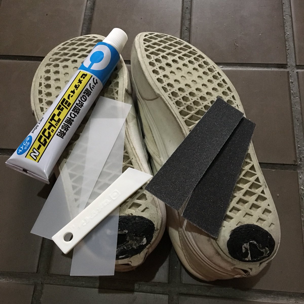 きらみさ Twitterren 初の靴補修 不安0パーの乾燥中 やすりで削る気満々の形成 気に入った靴 を履き続けるので 穴が空いて一瞬で浸水するようになってた 耐水テープで応急処置してたら 強くてあんまり剥がれなかったけど上から塗った ボロ靴が好きなので 直し