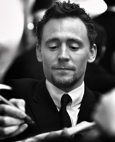 TomTheNextLevel's tweet photo. #FridaySpam #TomHiddleston #BecauseThatFace https://t.co/OLKl4yvfWb