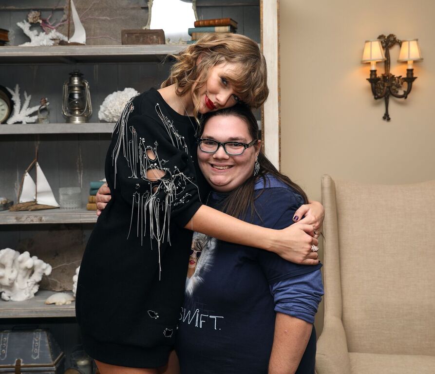 swiftroseup13's tweet image. &quot;We can do do a group photo and individual photos&quot; I&apos;ve had the time of my life thank you so much @taylorswift13 @taylornation13