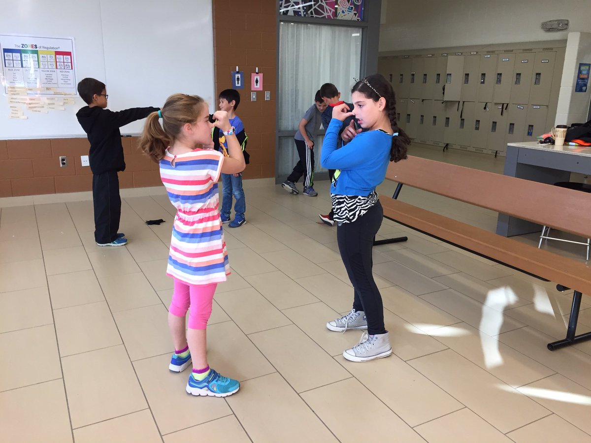 lussier_vista's tweet image. Mme Barnett&apos;s class worked on symmetry in drama class by reflecting the image of their partner. #mirroring #mathiseverwhere #vistaarts #tva