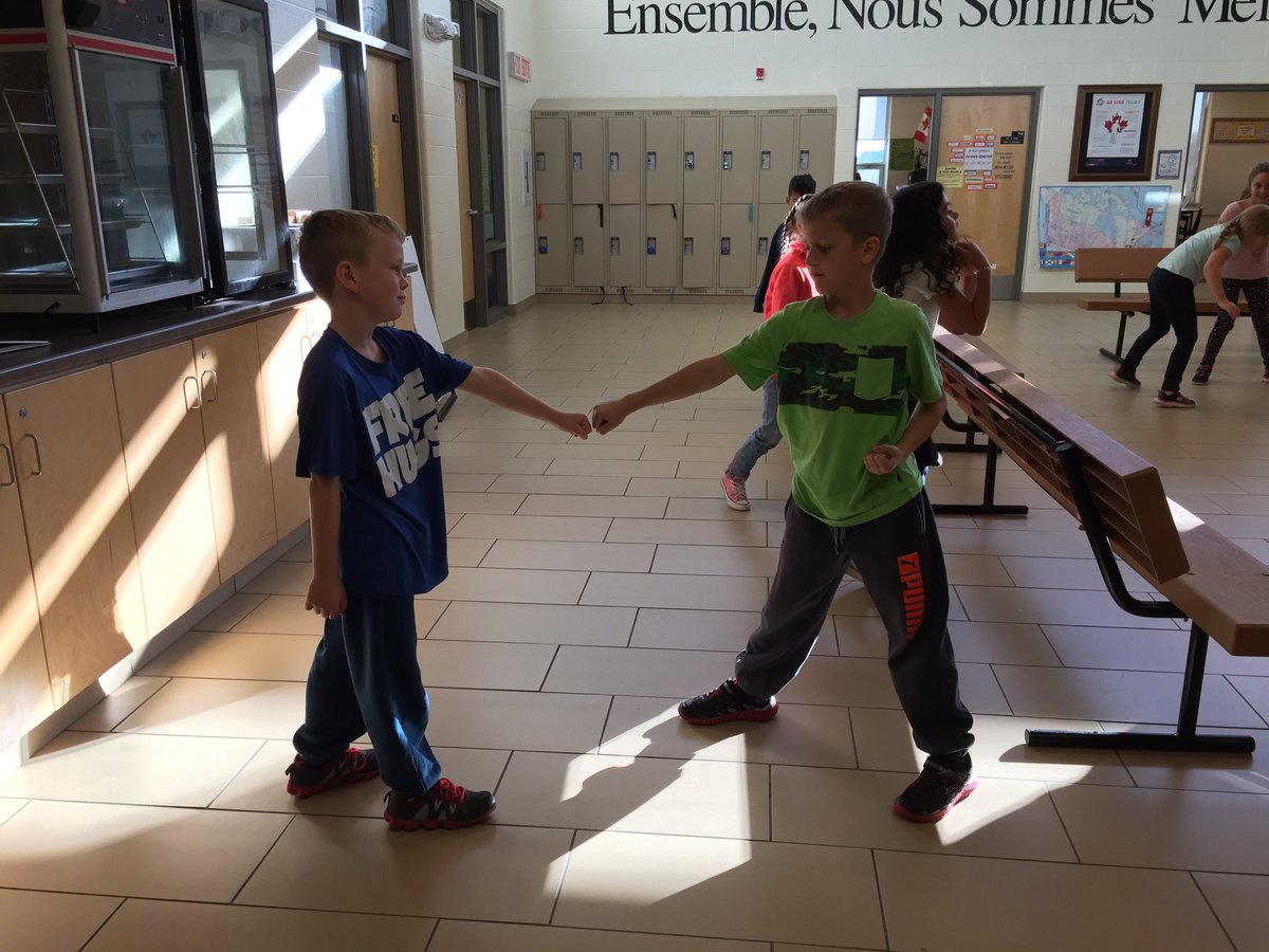 lussier_vista's tweet image. Mme Barnett&apos;s class worked on symmetry in drama class by reflecting the image of their partner. #mirroring #mathiseverwhere #vistaarts #tva