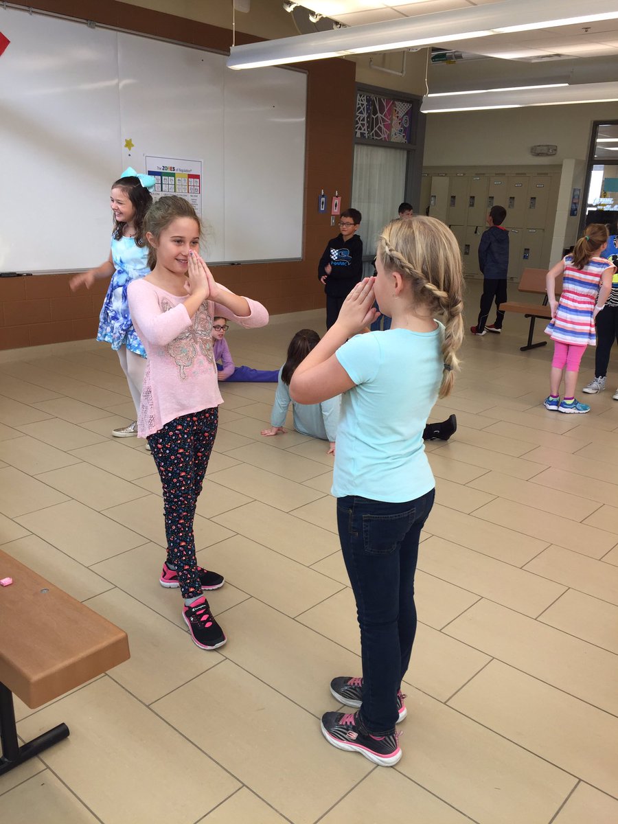 lussier_vista's tweet image. Mme Barnett&apos;s class worked on symmetry in drama class by reflecting the image of their partner. #mirroring #mathiseverwhere #vistaarts #tva