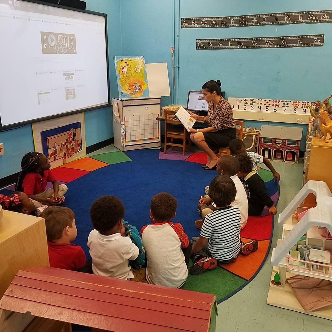 KelseyLPharrES's tweet photo. Principal Sampson & AP Alvarez #readforrecord to PreK students the book Quackers🦆 @miamischools @miamisup @mdcpsearlychildhood @MDCPSDAS https://t.co/vNNSnzRyq6