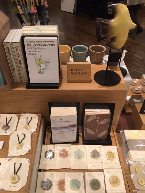 二子玉川 蔦屋家電 Bookフロア A Twitter ぬくもりのある生活 寒い日が続く中 ぬくもりはいかがでしょう Birds Wordsさんの小物と心がぬくもる本を展開しております 鳥の陶器のヘアアクセサリーやインテリアとしてもご利用いただけるかわいい鳥の置物など多数