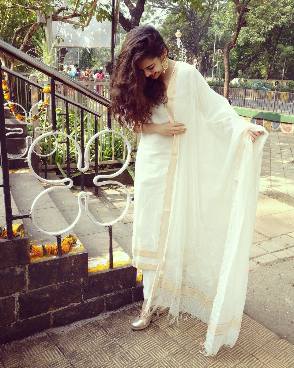 mipalkar's tweet photo. Of course I broke into a laughter riot while trying to pose! 
Happy Padwa, everybody! May this new year be a bright, healthy and happy one! https://t.co/GSLWxVznTB