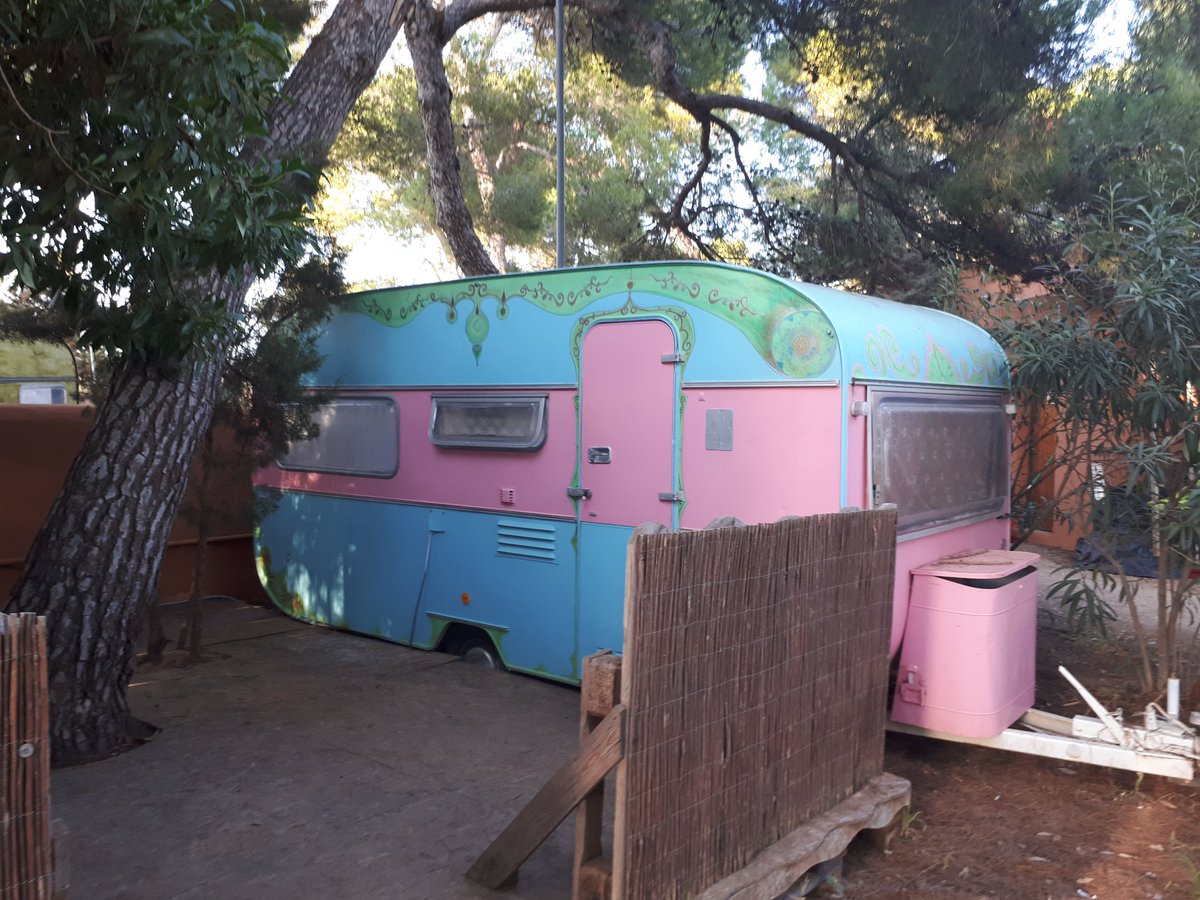 Beetje heimwee naar de zomer #regen #ibiza #caravan #roze #happy #hippie