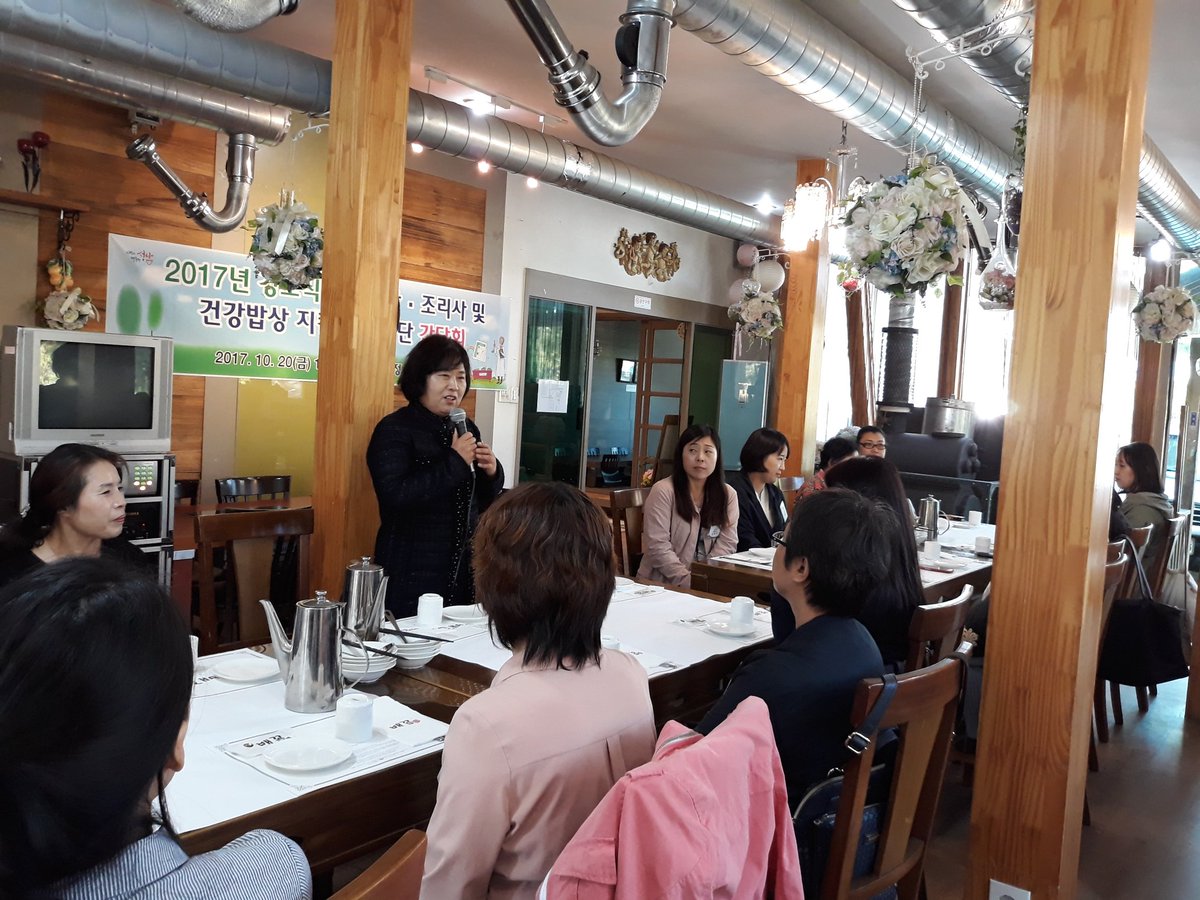 mary10012's tweet photo. 성남시 수정구에서는 경로식당 종사자들의 노고를 격려하고 건의사항을 청취하는 간담회를 개최하였습니다~ 열악한 환경에서 성실히 근무하시는 영양사.조리사분과 건강갑상지킴이 분들께 감사드리며 수정구를 아름답게 만드시는 분들과  뜻깊은 시간이었습니다~ https://t.co/hDEg5Kfhjb