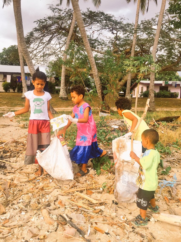 Dwain_Qalovaki's tweet photo. 60 young voyagers from Vuda cleanup village shore collecting 250kg of rubbish. Adds to #UtoNiYalo database on litter from 9 communities 🇫🇯 https://t.co/GK6UftHRRv