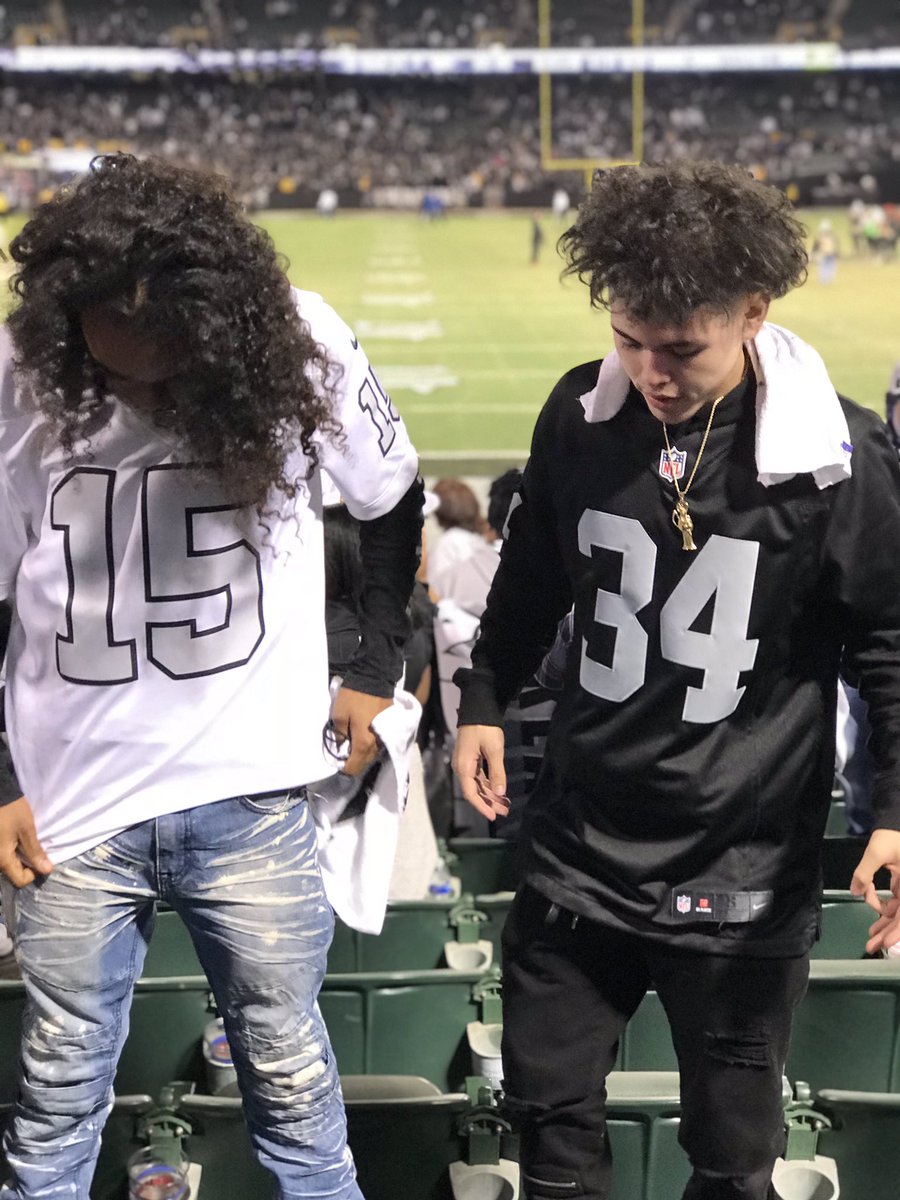 10PieceTone's tweet photo. #NFL Didnt Want To See A Whole Lotta Gang Shit On The Field @MoneyLynch @marcuspeters
#OtherSide #MurdahGang
#MoeBetta https://t.co/YwXddB7ybL