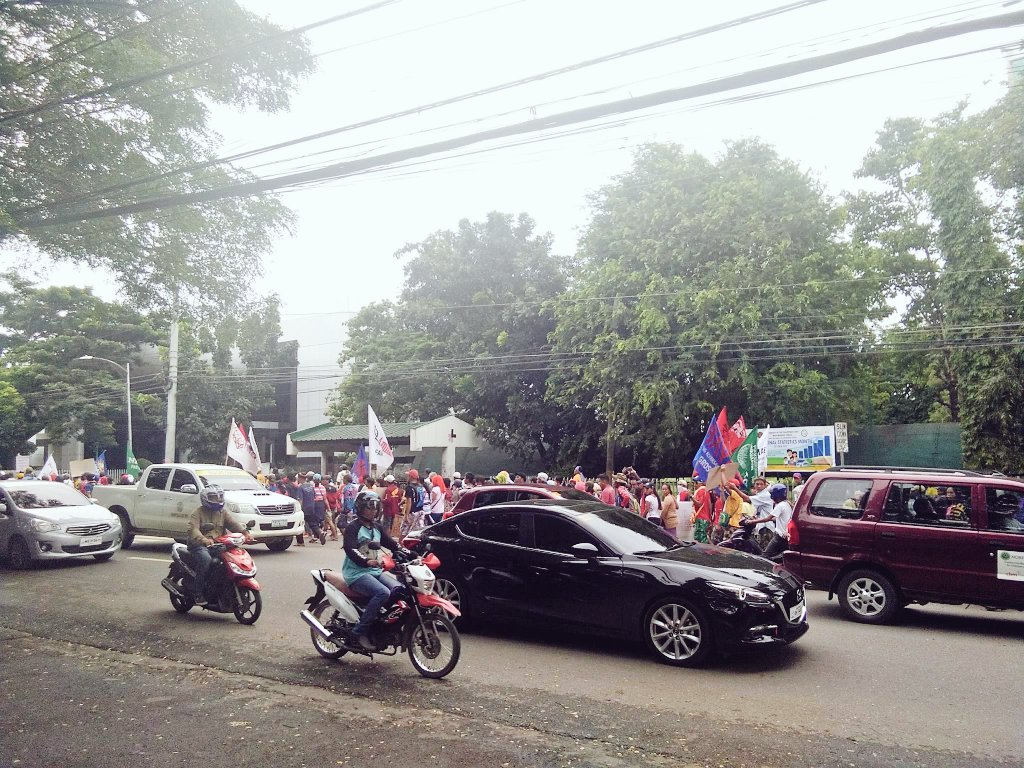 upcebu_usc's tweet photo. Happening now: Farmers protest from UP Cebu to Camp Lapu-Lapu. Now on their way to PNP Camp, Jones. #Lakbayan2017 https://t.co/ezb52Oo0qI