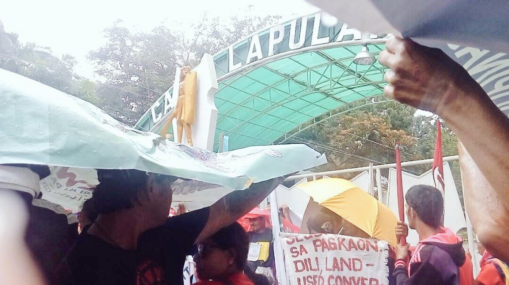 upcebu_usc's tweet photo. Happening now: Farmers protest from UP Cebu to Camp Lapu-Lapu. Now on their way to PNP Camp, Jones. #Lakbayan2017 https://t.co/ezb52Oo0qI