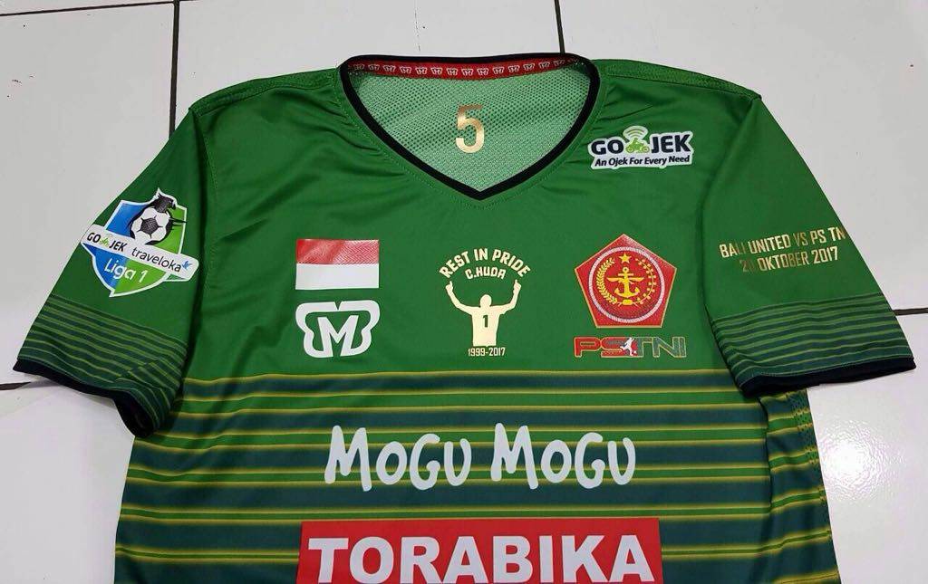 Bongtv_com's tweet photo. Jersey yang dipakai PS TNI semalam saat menghadapi Bali United untuk menghormati Almarhum Choirul Huda. https://t.co/3WVS1Ndxt3