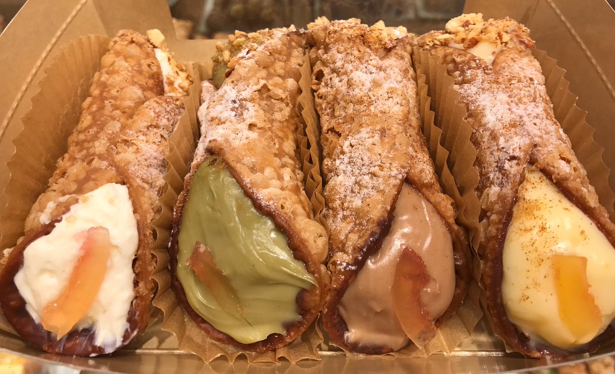 Hankyu Food News イタリア シチリア島発祥の伝統菓子 カンノーロ 発見 筒状に揚げた生地がサックサクでクリームがた っぷり 今日のおやつに決まり シチリアーモ B1階スイーツイベント 10月24日まで Hankyu うめはんデパちか T Co