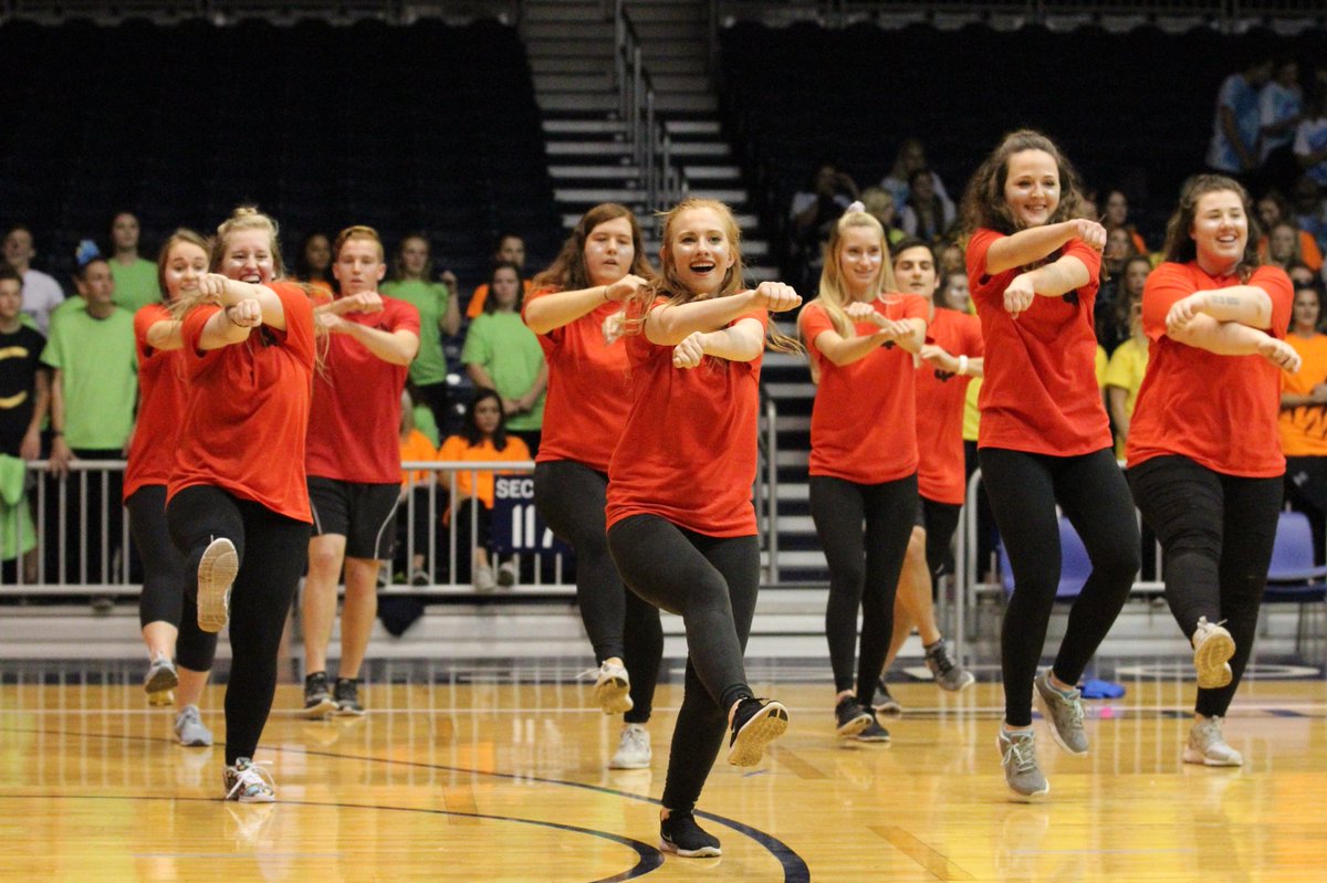 emmahall_11's tweet photo. Wow, Yell like Hell really made me question my dancing abilities #butlerhomecoming @butleru https://t.co/tJwfPwYEKH