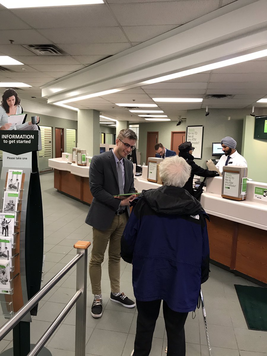 jeffreywsw's tweet photo. Davie &amp; Bidwell #ImDigitalReady having Peter providing Digital Advice out in the lobby!@parkw99 @JuliaKelly_TD @MauroManzi_TD @AndrewP_TD https://t.co/SdnTO88Gnc